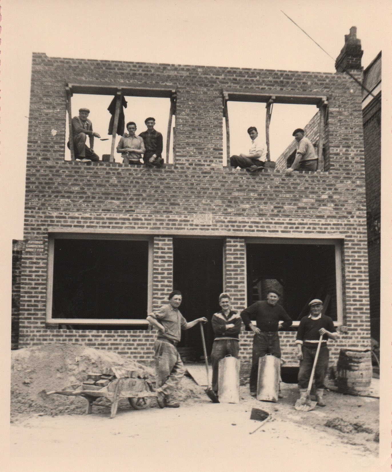 Construction du café Bridoux (actuellement le PMU)