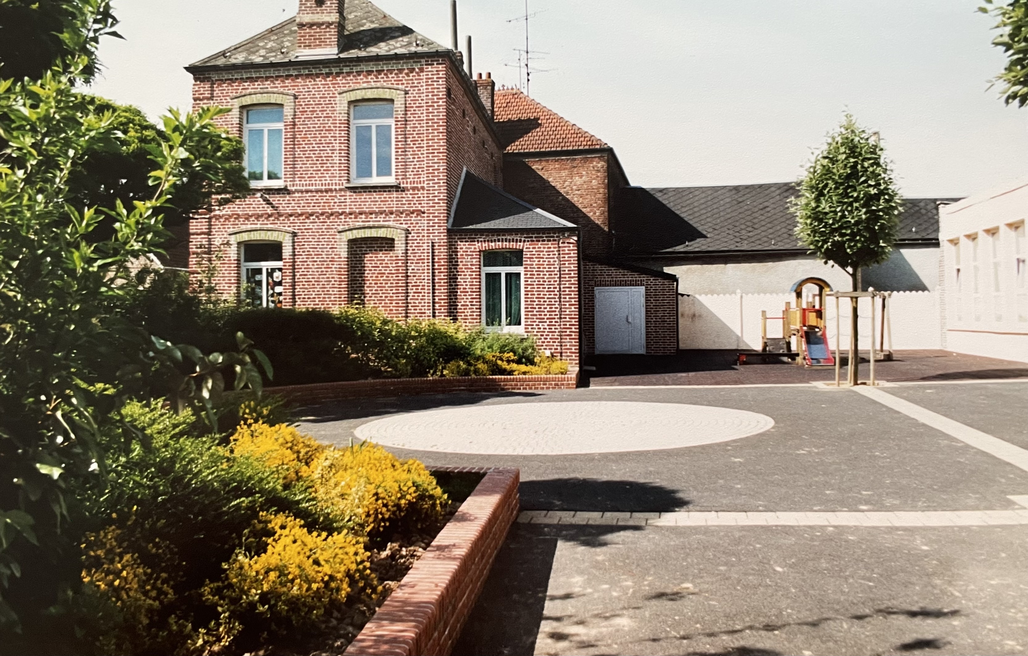 École maternelle cour des petits