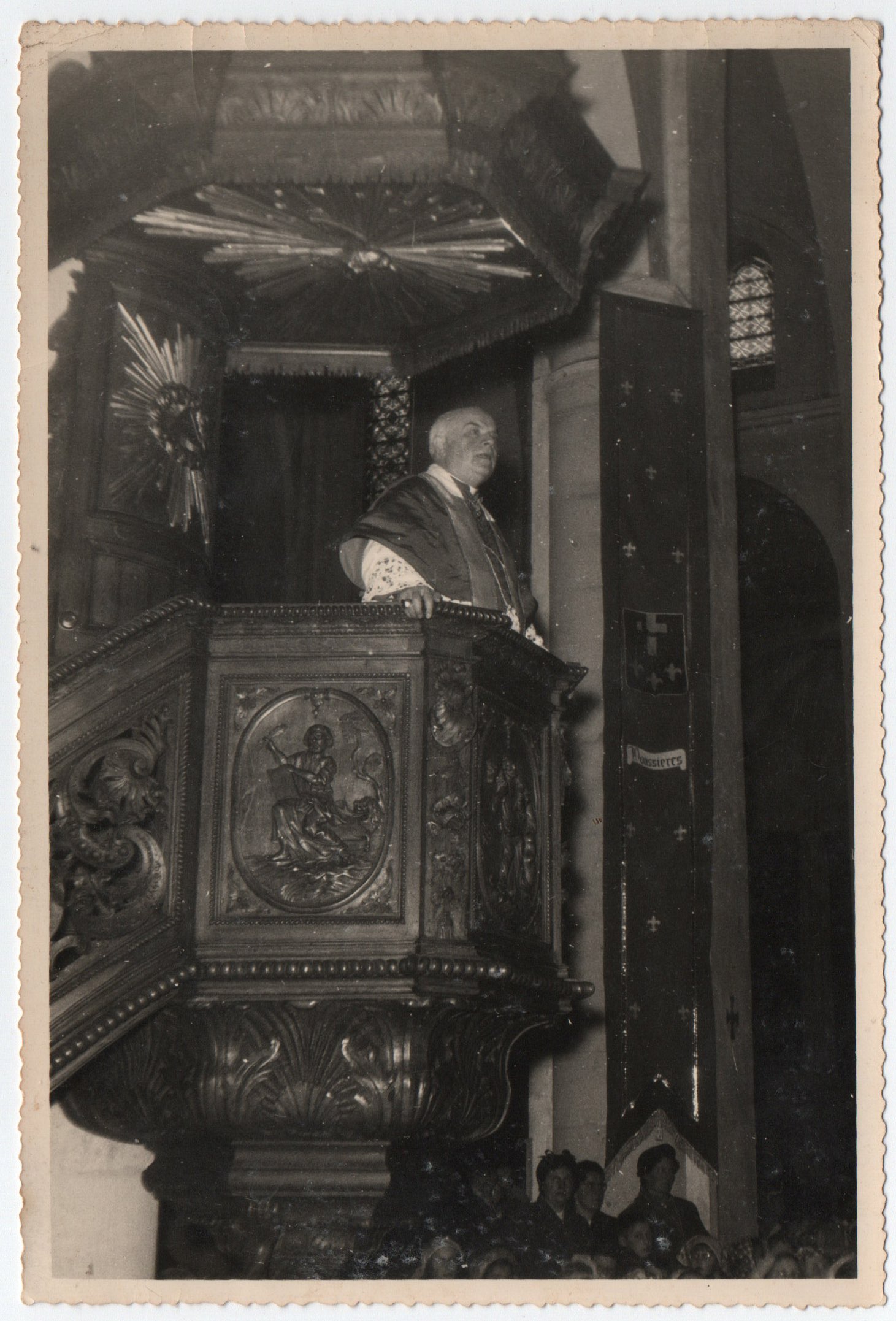L'abbé Adolphe Jombart sur la chaire à prêcher