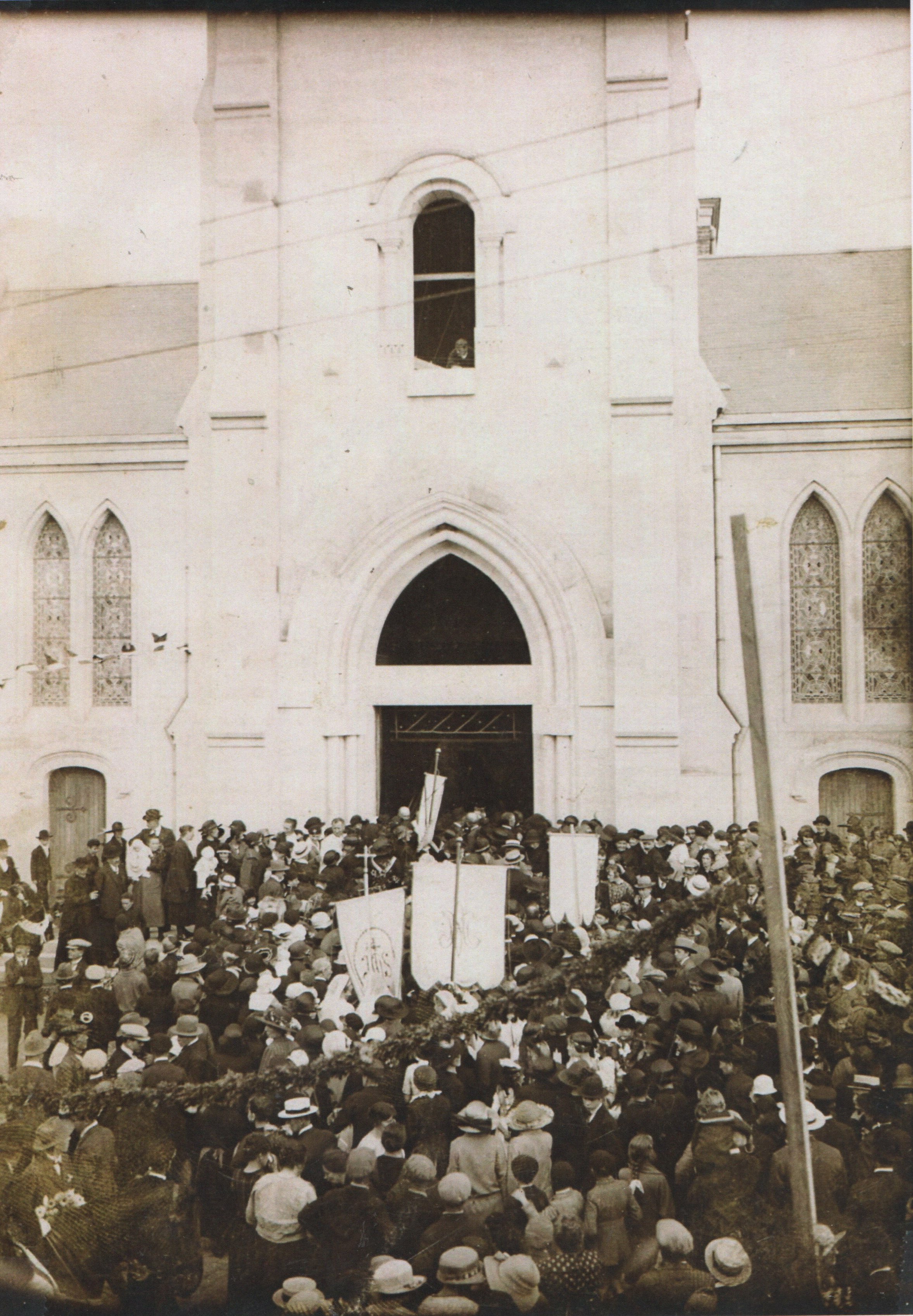 Procession devant l'église